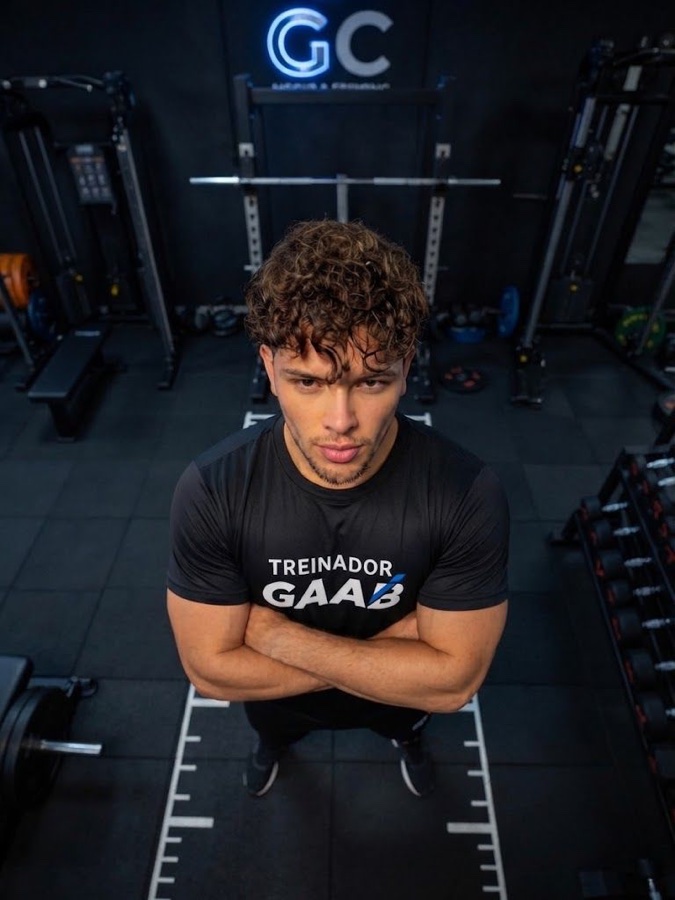 Gabriel Constante em uma academia, pronto para orientar um treino